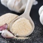 Hoy en día, el ajo en polvo es un condimento que no puede faltar en las cocinas, pero este producto se ha utilizado por siglos en una amplia variedad de productos y actividade